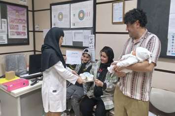 تقدیر از مادر اهداکننده شیر در پایگاه شماره 3 مرکز خدمات جامع سلامت امام حسن (ع)